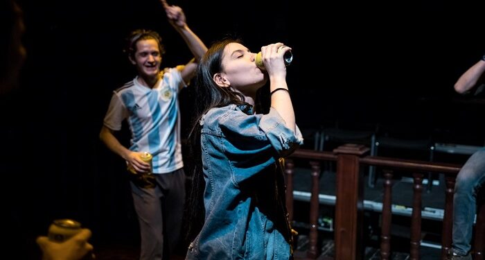 Spectacolele JOCURI ÎN CURTEA DIN SPATE și MECIUL DE COMEDIE, în weekend, la Teatrul de Stat Constanța