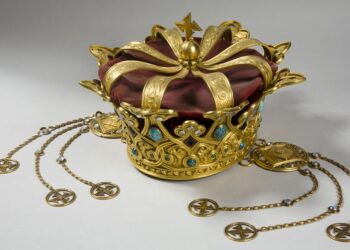 COROANA REGINEI MARIA: 1,8 kg de aur din Transilvania, smaralde, rubine, opal și turcoaz