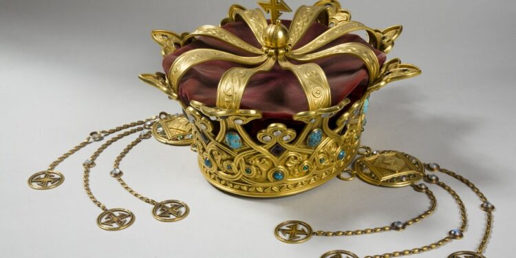 COROANA REGINEI MARIA: 1,8 kg de aur din Transilvania, smaralde, rubine, opal și turcoaz