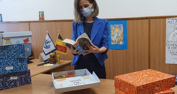 Profesorii din orașul Ovidiu primesc vouchere de 300 lei pentru achiziția de cărți