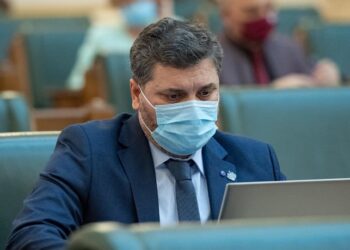 Senatorul Remus Negoi (USR): Propunem ca parlamentarii care votează cu mai multe cartele să piardă 80% din indemnizație