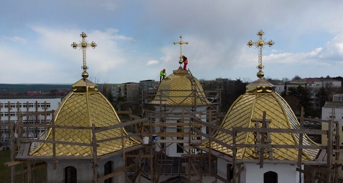 Povestea FABULOASĂ a Sf. Haralambie! S-au montat crucile pe biserica Sf Haralambie de lângă Spitalul Municipal Medgidia