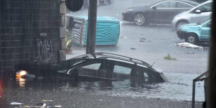 Un ciclon mediteranean a transformat piețele din Catania (Sicilia) în lacuri