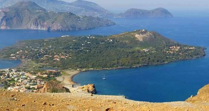 Italienii insulei Vulcano, amenințați de activitatea vulcanului