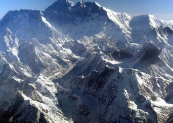 Avalanșă în apropiere de Everest. Trei alpiniști francezi, dispăruți