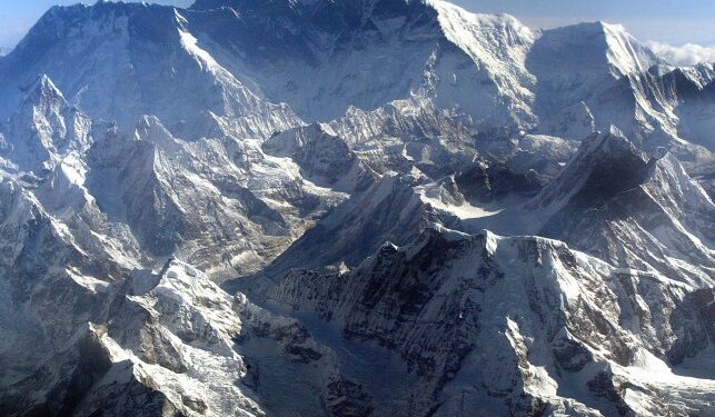 Avalanșă în apropiere de Everest. Trei alpiniști francezi, dispăruți