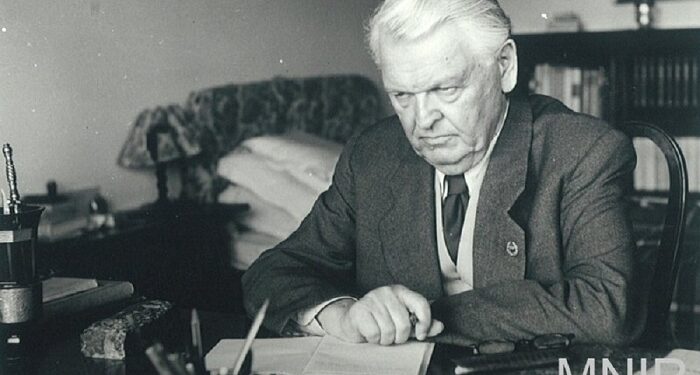 5 noiembrie: Se naște marele scriitor român Mihail Sadoveanu