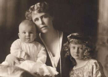 2 noiembrie:  Principele Mircea, ultimul copil al Reginei Maria, moare de febră tifoidă