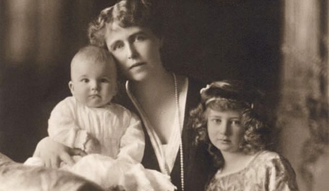 2 noiembrie:  Principele Mircea, ultimul copil al Reginei Maria, moare de febră tifoidă