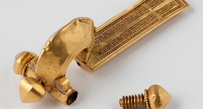 Fibula princiară de la Apahida, cu butoni în formă de ceapă