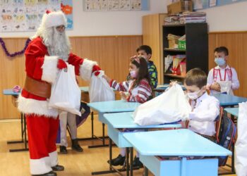 Primăria Ovidiu, cadouri la peste 4000 de oameni, constând în burse, pachete cadou, tichete valorice