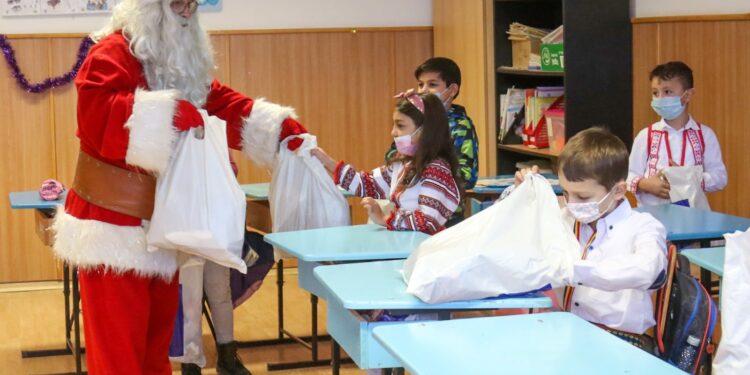 Primăria Ovidiu, cadouri la peste 4000 de oameni, constând în burse, pachete cadou, tichete valorice