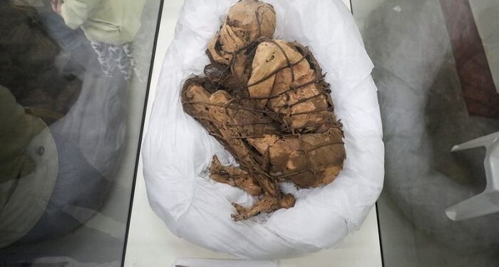 Mumie pre-incașă, veche de 1.000 de ani, descoperită în Peru