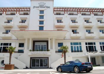 Simbolul stațiunii Mamaia, Hotelul REX, cumpărat de un afacerist evreu