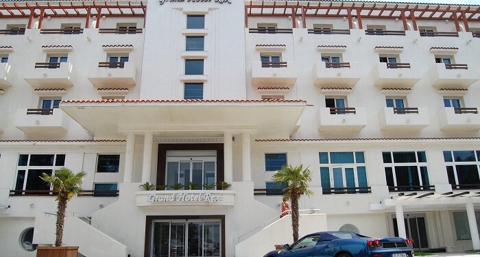 Simbolul stațiunii Mamaia, Hotelul REX, cumpărat de un afacerist evreu