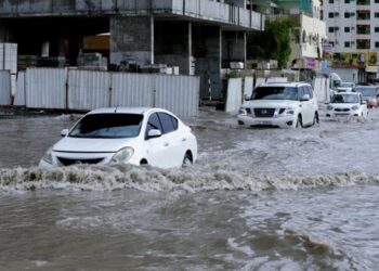 Țările din Golf, alertate din cauza ploilor torențiale