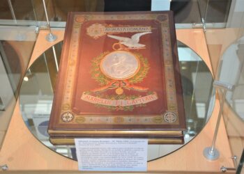 „Albumul Armatei Române: 10. Maiu 1902”, expus în holul Bibliotecii județene Constanța