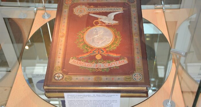 „Albumul Armatei Române: 10. Maiu 1902”, expus în holul Bibliotecii județene Constanța