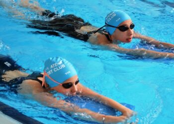 Vrei să înveți să înoți? Campionul Răzvan Florea și echipa lui te invită la Atena Swim Center