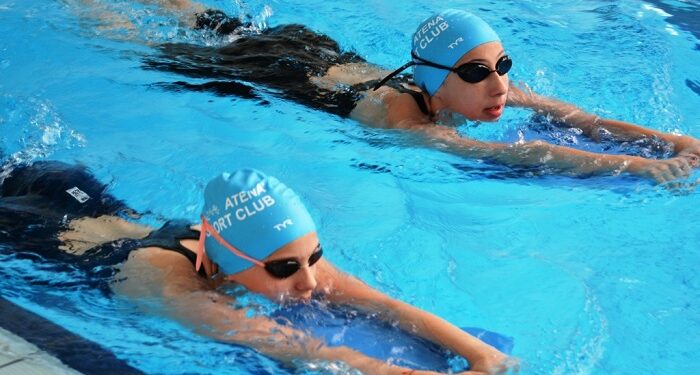 Vrei să înveți să înoți? Campionul Răzvan Florea și echipa lui te invită la Atena Swim Center
