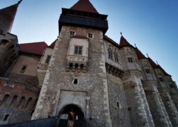 Turnul de poartă al Castelului Corvinilor, reintrodus în circuitul turistic