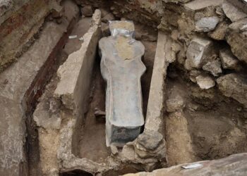 Sarcofag de plumb descoperit în interiorul catedralei Notre-Dame