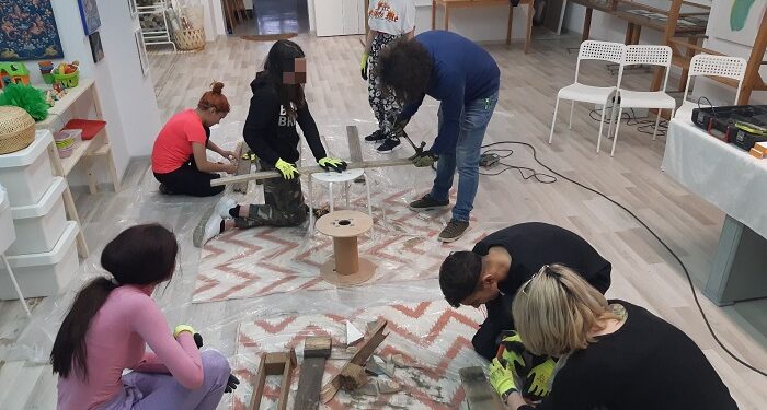 ECO ART: Copii din centre de plasament, implicați în ateliere de artă ecologică cu materiale reciclabile