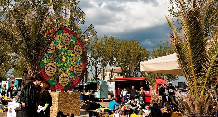 Festival du Bonheur se întoarce cu un nou vibe în Mamaia Nord, la Shut Up Beach