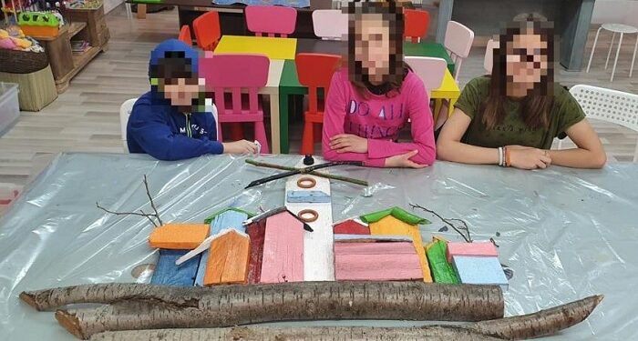„Eco Art” – Copii din centre de plasament au realizat adevărate opere de artă ecologică cu materiale reciclabile
