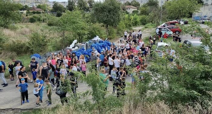 POLARIS M Holding și elevii școlii “B.P. Hașdeu” au ecologizat zona stadionului Badea Cârțan