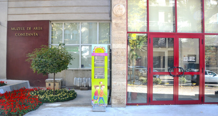 Biblioteca Județeană continuă lansarea minibibliotecilor stradale în orașul Constanța
