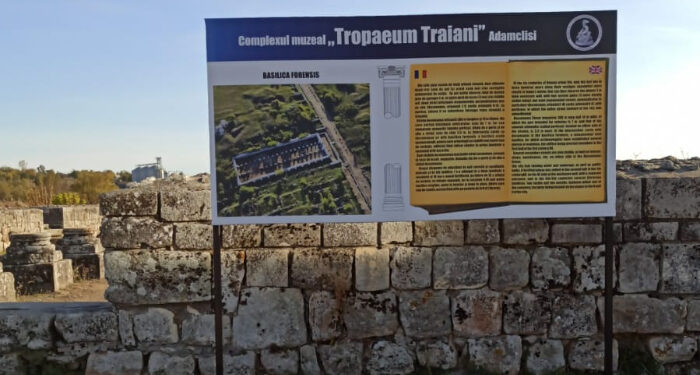 Un român din Danemarca a donat Complexului Tropaeum Traiani panouri de informare pentru turiști