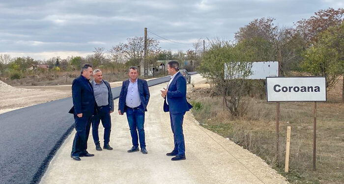 CJ Constanța: Drumul Județean 393 din localitatea Coroana ”vede” asfalt pentru prima oară de când există