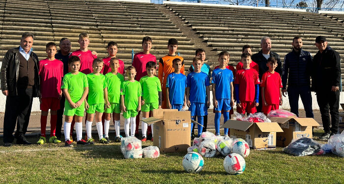 Șorturi, tricouri, jambiere și mingi de fotbal pentru copiii din Castelu, Medgidia, Cobadin și Ciocârlia