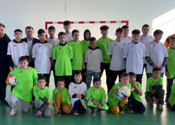 Copii din Albeşti, Mangalia, Costineşti, Pecineaga şi Tuzla au primit şorturi, tricouri, jambiere, genți medicale și mingi de fotbal