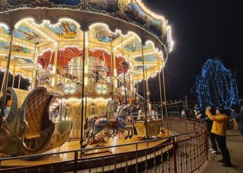 Se anunță un weekend călduț, numai bun pentru un vin fiert și-un carusel strălucitor în Târgul de Crăciun de la Danovski