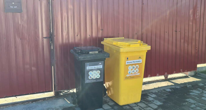 Polaris M Holding  a distribuit, și astăzi, pubelele negre și galbene în satul Schitu și Comuna Costinești