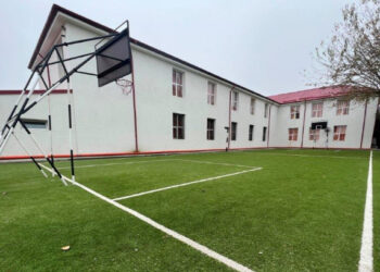 Școală renovată și teren nou de baschet în comuna Pantelimon, cu ajutorul asociației BookLand