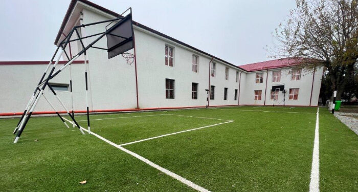 Școală renovată și teren nou de baschet în comuna Pantelimon, cu ajutorul asociației BookLand