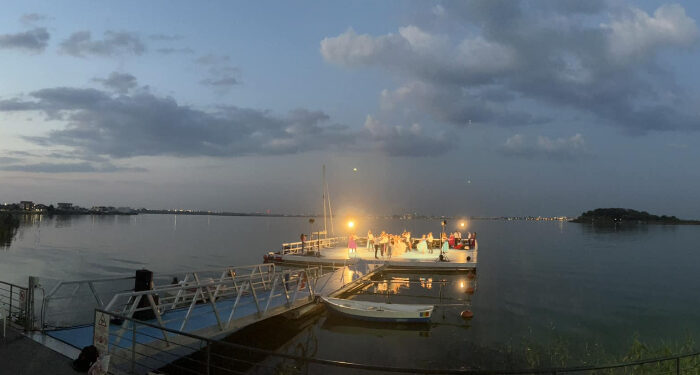 Plimbări GRATUITE cu catamaranul, pe Lacul Siutghiol, de la debarcaderul din Ovidiu