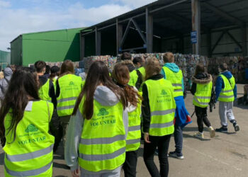 Elevi de la Școala Gimnazială nr. 8 Constanța, în vizită la stația de sortare și reciclare Polaris M Holding