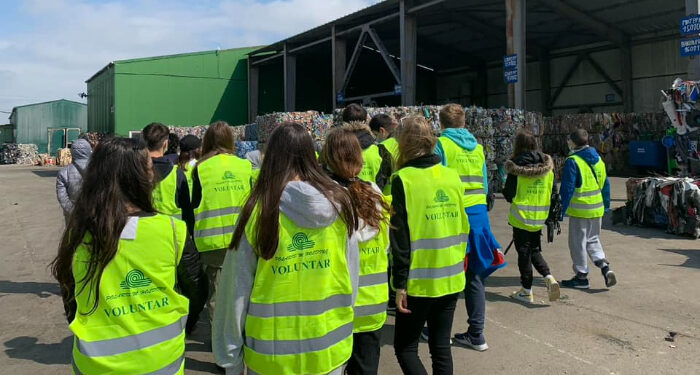 Elevi de la Școala Gimnazială nr. 8 Constanța, în vizită la stația de sortare și reciclare Polaris M Holding