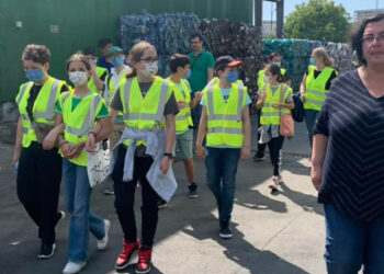 POLARIS: Elevii clasei a V-a C de la Liceul Teoretic ”Ovidius” la stația de sortare și reciclare din Constanța