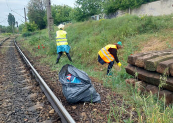 Angajații Regionalei CF Constanța au salubrizat calea ferată din zona cartierului KM 5