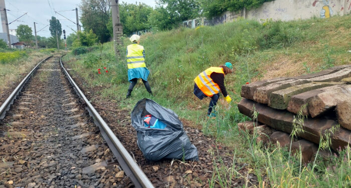 Angajații Regionalei CF Constanța au salubrizat calea ferată din zona cartierului KM 5