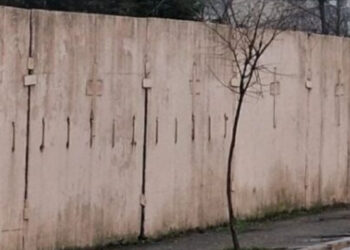 Se demolează gardul vechi al Cimitirului Central din Constanța