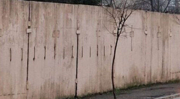 Se demolează gardul vechi al Cimitirului Central din Constanța