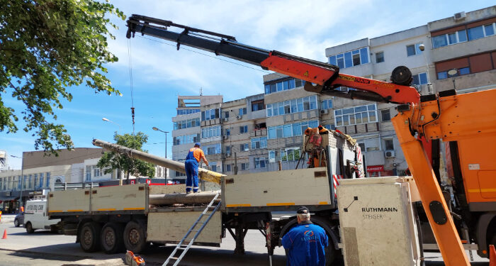 Se taie stâlpii de iluminat și cablurile de pe bulevardul Alexandru Lăpușneanu din Constanța