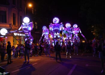 „20’ Street Ballet” încheie, în Piața Ovidiu, SEASTREET 2023 – Festivalul de Teatru de Stradă