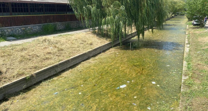 Scandalul canalului împuțit din Satul de Vacanță se stinge înainte să fie exploatat electoral